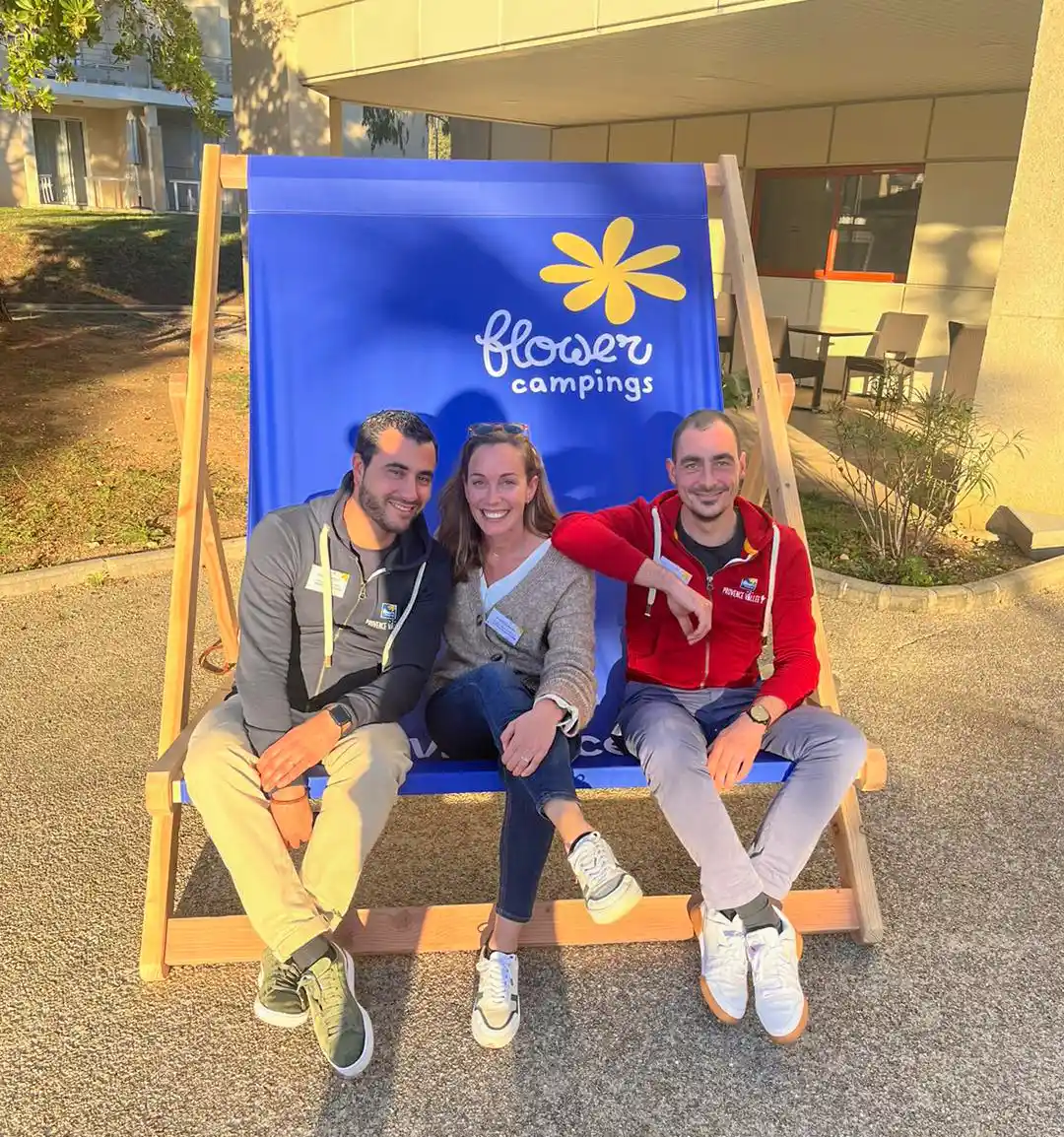 Charlène et Clément à l accueil du camping Provence Vallée