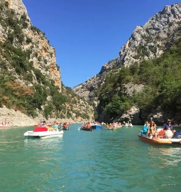 Canoë sur le lac du Verdon en famille près de Manosque