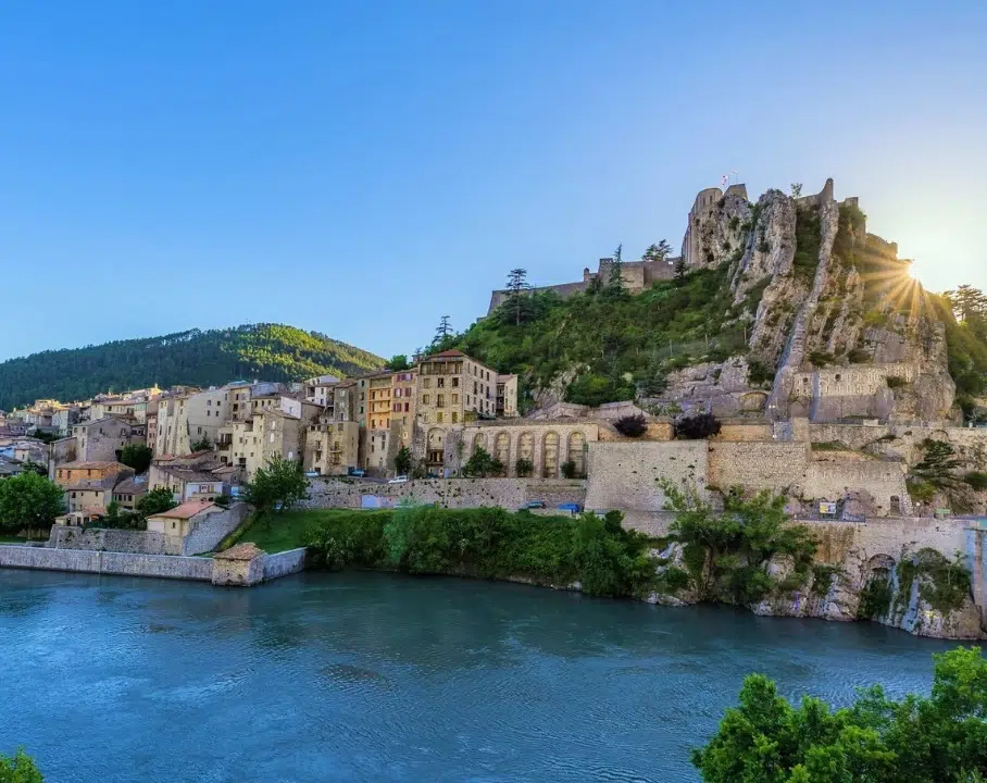 Village perché au bord des gorges du Verdon