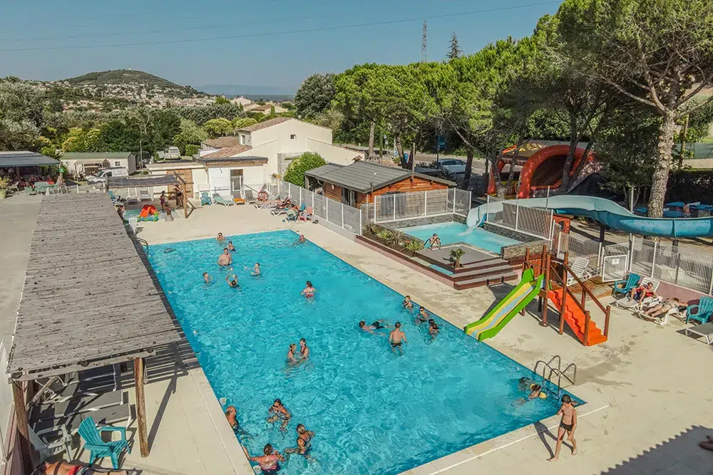 Piscine chauffée et toboggans du camping Provence Vallée à Manosque